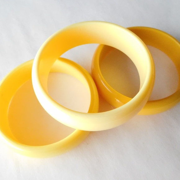 three chunky VINTAGE plastic yellow bangles - Picture 3 of 3